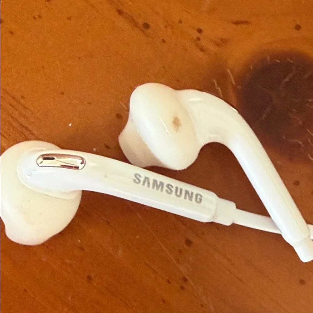 Samsung White Earbud Headphones